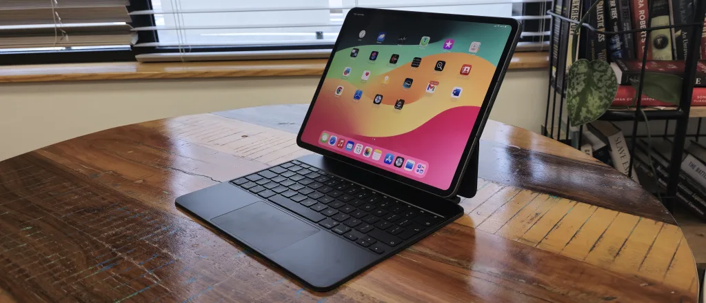 Apples iPad ist zu einem Grundpfeiler der modernen Bildung geworden, da es Technologie mit praktischer Anwendbarkeit verbindet und auf die Bedürfnisse von Schülern, Lehrern und Institutionen eingeht. Mit seinem intuitiven Design, leistungsstarken Funktionen und vielfältigen App-Ökosystem revolutioniert das iPad die Herangehensweise an das Lernen. Im Folgenden gehen wir auf die wichtigsten Vorteile ein, die das iPad zu einem unvergleichlichen Werkzeug für die Bildung machen. Unvergleichliche Vielseitigkeit für unterschiedliche Lernbedürfnisse Die Vielseitigkeit des iPads ist eines seiner herausragenden Merkmale, da es eine breite Palette von Lernstilen und Disziplinen abdeckt. Sein schlankes und leichtes Design macht es sowohl für den Unterricht vor Ort als auch für das Fernlernen tragbar und praktisch. Im Gegensatz zu herkömmlichen Laptops schlägt das iPad die Brücke zwischen Funktionalität und Komfort und wird so zu einem unverzichtbaren Gerät für Schüler jeden Alters. Ein weiterer bedeutender Vorteil ist die Anpassungsfähigkeit. Mit einer Vielzahl von Barrierefreiheitsfunktionen, darunter Sprachbefehle, Bildschirmleser und Text-to-Speech-Funktionen, stellt das iPad sicher, dass Schüler mit unterschiedlichen Bedürfnissen Zugang zur Bildung erhalten. Diese Funktionen ermöglichen es jedem Lernenden, ohne Hindernisse zu lernen und fördern eine integrativere Lernumgebung. Zugang zu einem umfangreichen Bildungs-Ökosystem Der App Store bietet Tausende von Bildungsanwendungen, die unterschiedliche Fächer, Niveaus und Lernziele unterstützen. Egal, ob Schüler Mathematik, Naturwissenschaften, Sprachen oder Kunst erkunden, sie haben Zugang zu interaktiven Werkzeugen und Ressourcen, die das Lernen spannend machen. Apps wie Duolingo machen das Sprachenlernen interaktiv, während GeoGebra Schülern hilft, komplexe mathematische Konzepte zu visualisieren. Darüber hinaus bieten Apples eigene Apps wie Pages, Numbers und Keynote Schülern robuste Plattformen, um Aufgaben zu erledigen, Präsentationen zu erstellen und Projekte zu organisieren. Die nahtlose Integration dieser Apps mit iCloud stellt sicher, dass Schüler ihre Arbeiten auf mehreren Geräten ohne Unterbrechungen abrufen können. Dieses Ökosystem fördert nicht nur die Produktivität, sondern auch Kreativität und kritisches Denken. Nahtlose Integration fortschrittlicher Technologie Das iPad ist mit fortschrittlicher Technologie ausgestattet, die das Bildungserlebnis verbessert. Von den leistungsstarken A-Serie-Chips, die eine hohe Geschwindigkeit bieten, bis hin zum atemberaubenden Retina-Display, das für klare Bilder sorgt, setzt das iPad Maßstäbe für Qualität in der Bildung. Seine Fähigkeit, anspruchsvolle Apps ohne Verzögerung auszuführen, stellt sicher, dass Schüler sich ohne technische Unterbrechungen auf ihre Arbeit konzentrieren können, was die Effizienz und das Engagement steigert. Zusätzlich zu seinen Hardware-Fähigkeiten unterstützt das iPad fortschrittliche Softwarefunktionen wie Multitasking. Schüler können ihren Bildschirm teilen, um mehrere Apps gleichzeitig anzuzeigen, sodass sie beispielsweise Notizen machen können, während sie eine Vorlesung ansehen, oder recherchieren, während sie Aufsätze schreiben. Diese Multitasking-Fähigkeit optimiert Arbeitsabläufe und macht komplexe Aufgaben überschaubarer. Unterstützung für den Apple Pencil und anderes Zubehör Die Kompatibilität mit dem Apple Pencil hebt das Lernen auf eine neue Ebene, da sie präzises Notieren, Skizzieren und Kommentieren ermöglicht. Es ist ein ideales Werkzeug für Schüler, die Handschrift dem Tippen vorziehen, oder für diejenigen in kreativen Bereichen wie Design und Kunst. Apps wie Notability und Procreate ergänzen den Apple Pencil und bieten erweiterte Funktionen für akademische und kreative Zwecke. Zusätzlich machen Zubehörteile wie Smart Keyboards und Schutzhüllen das iPad noch anpassungsfähiger an unterschiedliche Bildungsumgebungen. Die Integration von Augmented Reality (AR) bereichert das Lernen weiter. Beispielsweise können Biologiestudenten 3D-Modelle von Zellen visualisieren, während Geschichtsinteressierte antike Ruinen virtuell erkunden können, wodurch der Unterricht spannender und einprägsamer wird. Förderung umweltfreundlichen und kosteneffektiven Lernens Der Einsatz von iPads in der Bildung trägt zur Nachhaltigkeit bei und kann langfristig auch die Kosten für Institutionen senken. Durch die Digitalisierung von Lehrbüchern, Aufgaben und anderen Materialien können Schulen ihre Abhängigkeit von Papier erheblich reduzieren. Dieser Wandel unterstützt nicht nur Umweltziele, sondern vereinfacht auch das Inhaltsmanagement für Lehrer und Schüler. Darüber hinaus ermöglicht die Möglichkeit, Ressourcen digital zu teilen, kollaboratives Lernen. Schüler können in Echtzeit an Projekten zusammenarbeiten, indem sie Apps wie Google Drive oder Apples Kollaborationstools nutzen. Diese Konnektivität fördert Teamarbeit und verbessert das Gesamterlebnis, sodass Schüler besser auf die kollaborative Natur moderner Arbeitsplätze vorbereitet werden. Langfristige Einsparungen für Schulen und Schüler Obwohl die anfängliche Investition in iPads hoch erscheinen mag, stellt die Langlebigkeit des Geräts und die umfangreiche Softwareunterstützung sicher, dass es eine lange Lebensdauer hat, wodurch häufige Ersatzkäufe reduziert werden. Apple bietet regelmäßig Updates an, die sicherstellen, dass ältere Geräte jahrelang funktional und sicher bleiben. Diese Langlebigkeit führt langfristig zu erheblichen Kosteneinsparungen. Schüler und Institutionen sparen auch beim Kauf physischer Lehrbücher, da digitale Versionen oft günstiger und häufiger aktualisiert werden. Darüber hinaus passt das umweltbewusste Design von Apple-Produkten zur wachsenden Betonung der Nachhaltigkeit in der Bildung. Mit Recyclingprogrammen und energieeffizienten Herstellungsprozessen zeigt Apple sein Engagement für eine grünere Zukunft. Zusammenfassend lässt sich sagen, dass das iPad ein transformatives Werkzeug in der Bildung ist, das unvergleichliche Vielseitigkeit, fortschrittliche Technologie und umweltfreundliche Lösungen bietet. Seine Fähigkeit, auf unterschiedliche Lernbedürfnisse einzugehen und gleichzeitig Nachhaltigkeit zu fördern, macht es zu einer führenden Wahl für Schüler und Lehrer gleichermaßen.